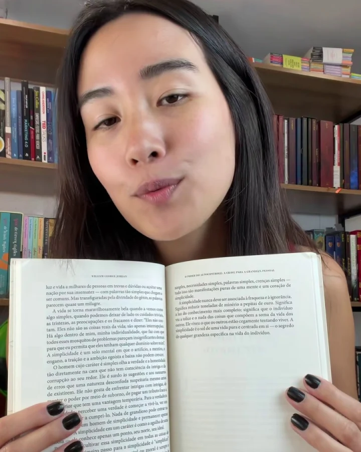 Leitora apresentando o conteúdo interno do livro