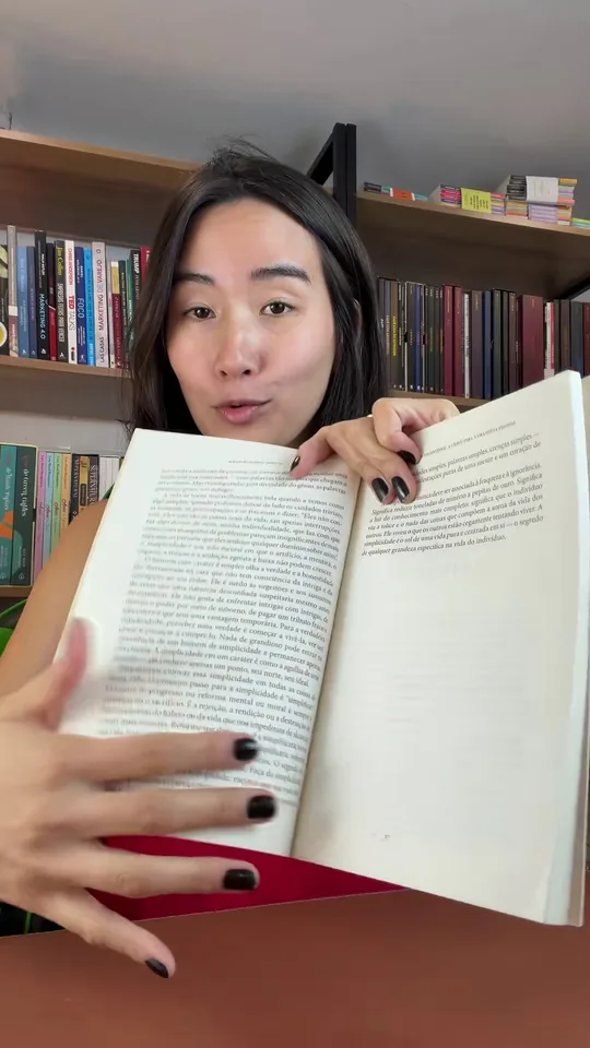 Livro aberto mostrado em vídeo real