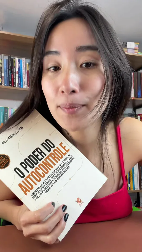 Leitora segurando o livro em vídeo real