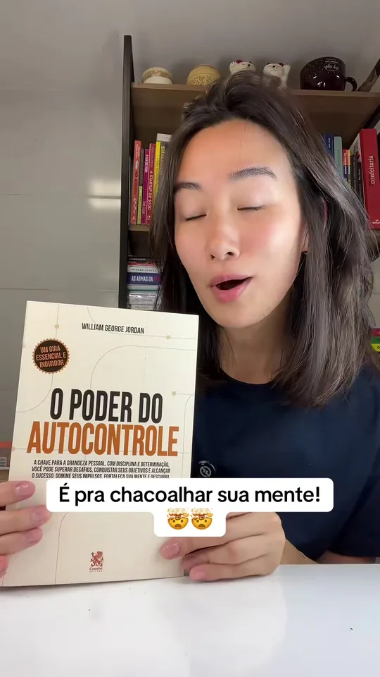Edição física do livro apresentada em vídeo real
