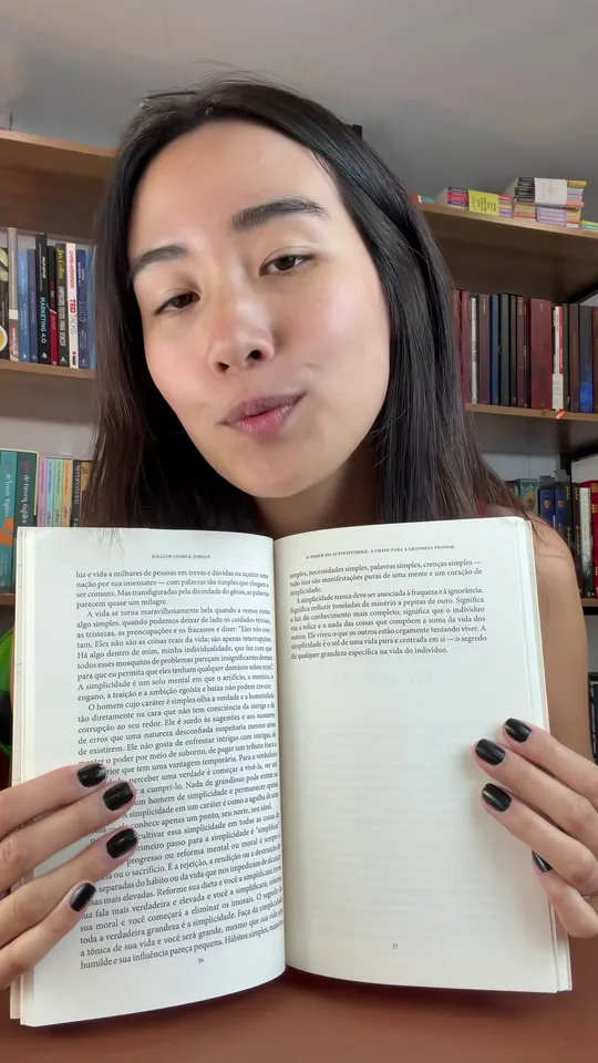 Páginas internas do livro mostradas em vídeo real